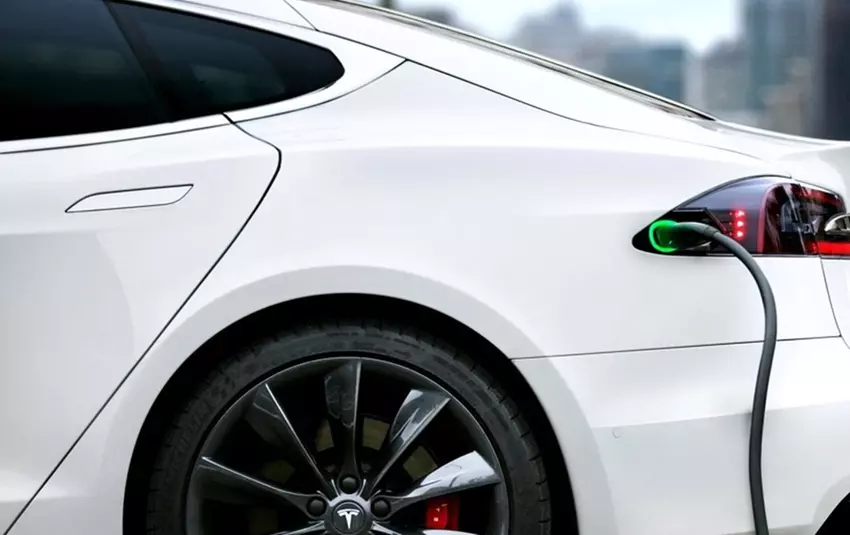 Tesla przekształca każde gniazdko w swoje: funkcja MultiPass działa teraz w całej Europie