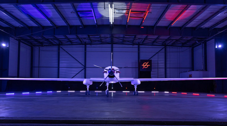 Aarok to francuski dron MALE o prędkości maksymalnej 463 km/h, który może latać przez 30 godzin i nie wymaga żadnej przygotowanej infrastruktury