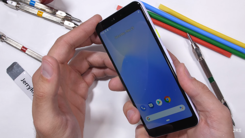 JerryRigEverything przetestował na wytrzymałość plastikowy Google Pixel 3a 