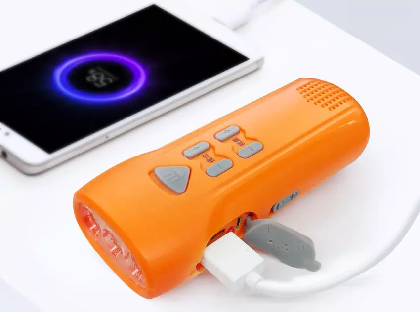 Latarka Xiaomi z odbiornikiem FM i ręcznym alternatorem do ładowania