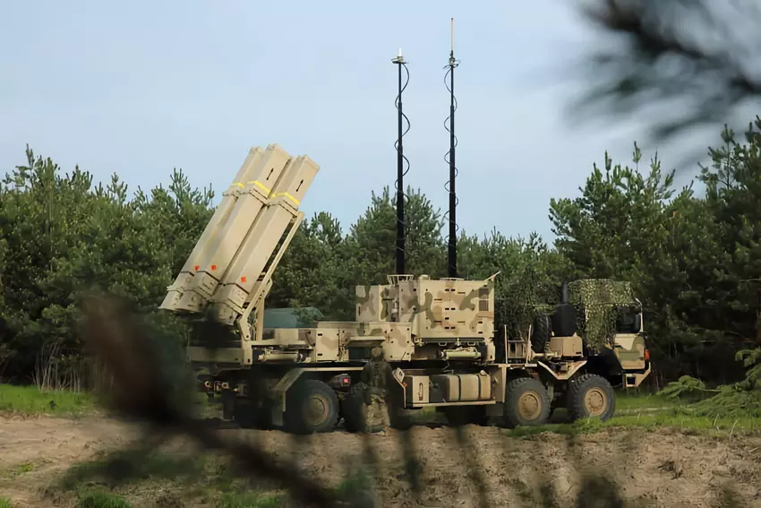 Pociski IRIS-T SLM, IRIS-T SLS, radar TRML-4D, bezzałogowe statki powietrzne Vector i amunicja MARS II MLRS: Niemcy przekazują Ukrainie nowy pakt zbrojeniowy