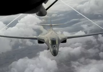 Bombowce strategiczne B-1B Lancer wykonały trzy ...