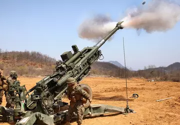 Ukraińscy kanonierzy używający drona odkryli ukryty ...