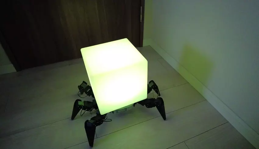 Japończycy stworzyli przerażającą lampkę nocną w postaci robo-pająka, który może poruszać się po domu