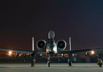 Samoloty szturmowe A-10 Thunderbolt II latają ...