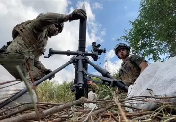 APU strzelający do pozycji wroga z ...