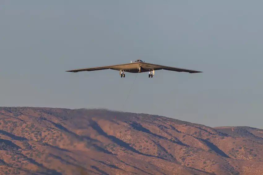 Siły Powietrzne Stanów Zjednoczonych oficjalnie potwierdziły udany lot bombowca nuklearnego B-21 Raider do bazy Edwards