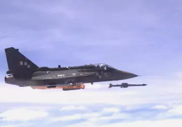 Indyjski myśliwiec Tejas wystrzelił swój pierwszy ...