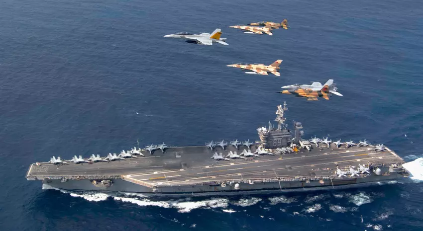 W ślad za USS Gerald R. Ford, Stany Zjednoczone wysyłają lotniskowiec USS Dwight D. Eisenhower na Morze Śródziemne, aby wesprzeć Izrael. Eisenhower wspiera Izrael