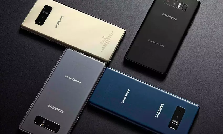 Składany smartfon Samsung Galaxy X jest podobny do Galaxy Note 8 i jest wyposażony w trzy ekrany