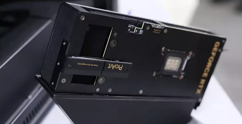 ASUS zaprezentowała kartę graficzną ProArt RTX 5080 z obróconym o 90 stopni GPU i wbudowanym slotem na SSD