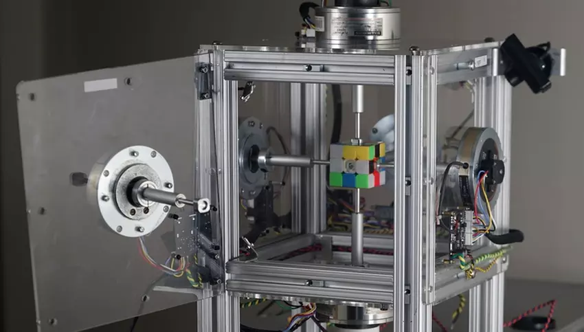 Ta ogólna legalne? Robot zbiera Rubik 0,38 sekund