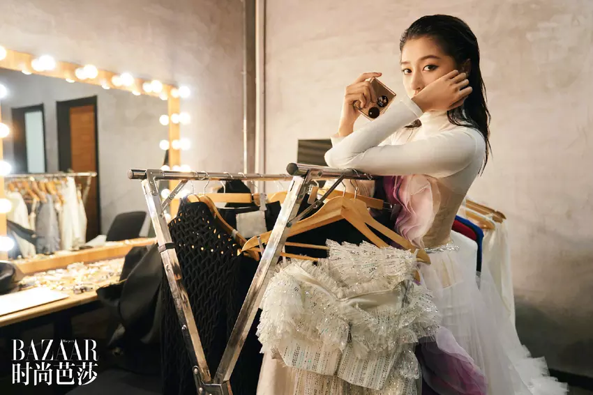 50 odcieni złota: magazyn Harper's Bazaar opublikował zdjęcie składanego smartfona Huawei P50 Pocket