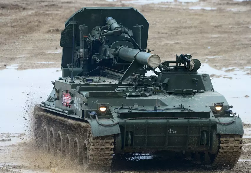 Ukraiński dron niszczy granatem rosyjski samobieżny moździerz 2S4 Tyulpan