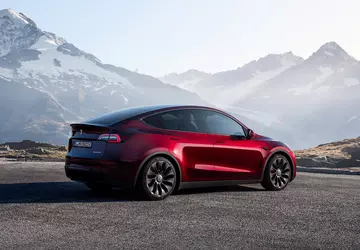 Tesla obniża cenę Modelu 3, ale ...