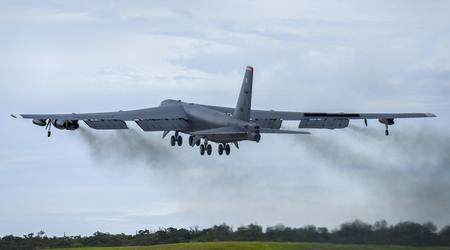 Chiński myśliwiec J-11 przeleciał w odległości trzech metrów od amerykańskiego bombowca nuklearnego B-52H Stratofortress.