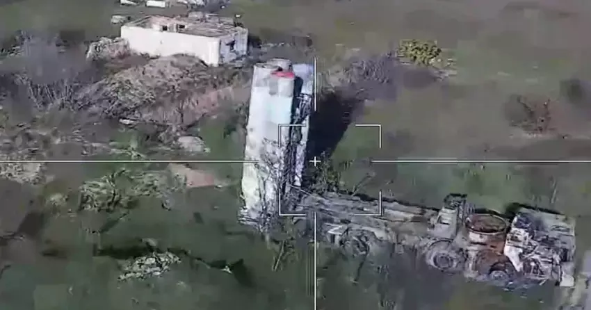 Rosjanie omyłkowo zniszczyli własny system pocisków ziemia-powietrze S-300 za pomocą drona Lancet - był on przeznaczony do wabienia pocisków AGM-88 HARM