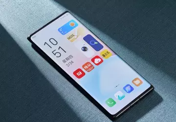 ZTE Axon 40 z kamerą podekranową ...