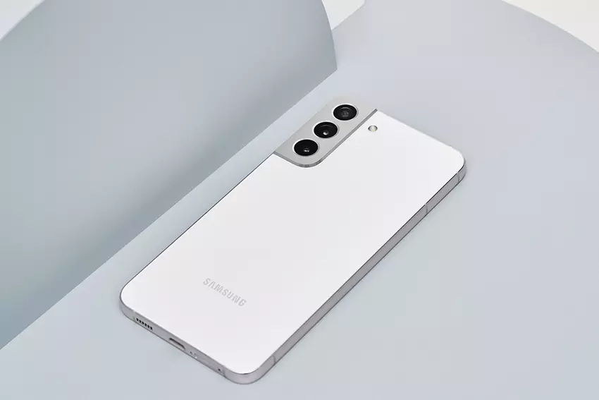 Samsung Galaxy S22+ to starszy brat Galaxy S22, którego cena wzrosła o 2000 zł