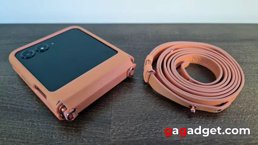 RAZR 50 jest dostarczany z etui i smyczą w kolorze smartfona. Ilustracja: gagadget