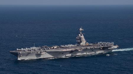 Największy na świecie lotniskowiec USS Gerald R. Ford kosztujący ponad 13 miliardów dolarów z myśliwcami F/A-18 Super Hornet patroluje Morze Adriatyckie.