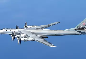 Dwa rosyjskie bombowce atomowe Tu-95 wlatują ...