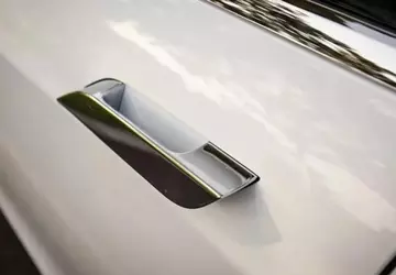 Po serii głośnych wypadków drogowych Tesla ...