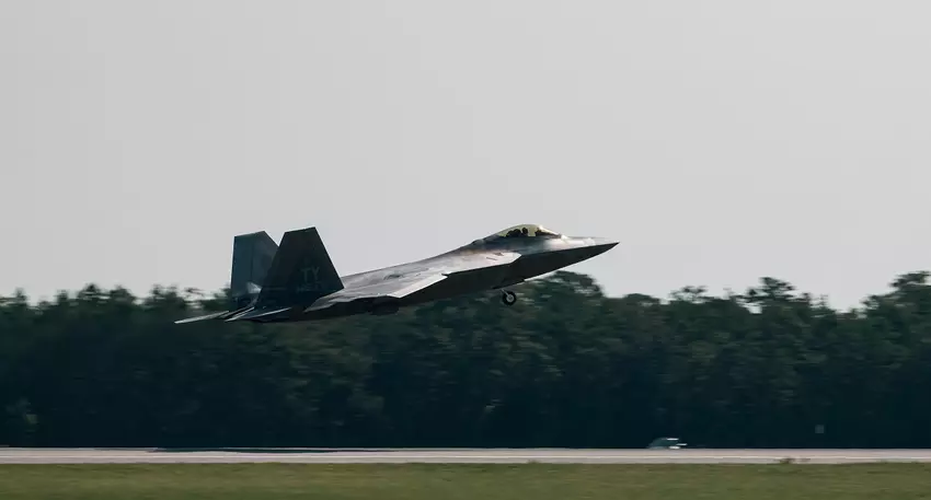 Pozostałe myśliwce piątej generacji F-22 Raptor z Tyndall, które zostały zniszczone przez huragan Michael, przenoszą się do Wirginii