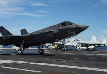 USA wysyłają do Europy lotniskowiec o ...