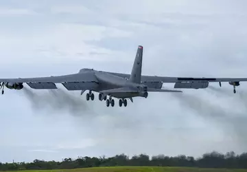 Chiński myśliwiec J-11 przeleciał w odległości ...