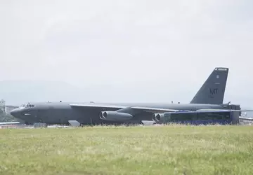Bombowiec nuklearny B-52H Stratofortress złożył niespodziewaną ...