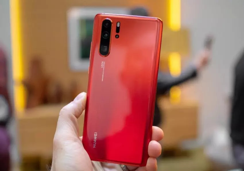 Huawei P30 Pro otrzymał nową aktualizację EMUI: dodano funkcję DC Dimming, ulepszono kamerę i pracę skanera podekranowego