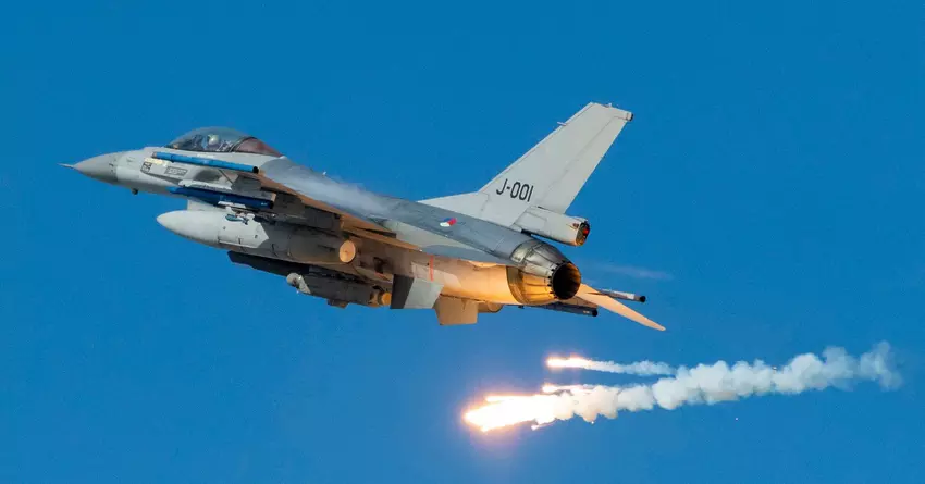 Dwóch ukraińskich pilotów zostało przetestowanych przez amerykańskich instruktorów - będą w stanie opanować F-16 Fighting Falcon w ciągu 4 miesięcy, koncentrując się na użyciu broni