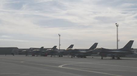 Holenderskie myśliwce czwartej generacji F-16AM/BM przybyły do Rumunii, aby szkolić ukraińskich pilotów.