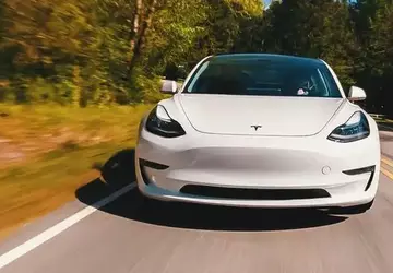 Naukowcy znaleźli sposób na zhakowanie Tesli ...