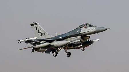 Amerykańskie myśliwce F-16 Fighting Falcon przybyły z USA na Bliski Wschód