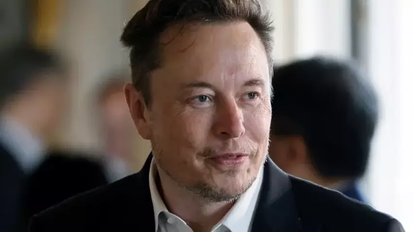 Elon Musk omawia sztuczną inteligencję, przyrost naturalny i potencjalną fabrykę Tesli z premierem Włoch