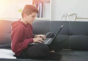 Nastolatek włamał się do serwerów Apple ...