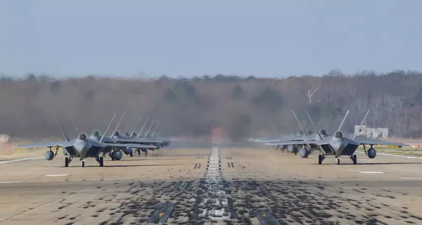 Siły Powietrzne Stanów Zjednoczonych rozpoczynają szkolenie studentów-pilotów F-22 Raptor w Wirginii pięć lat po tym, jak huragan Michael zniszczył bazę sił powietrznych Tyndall.