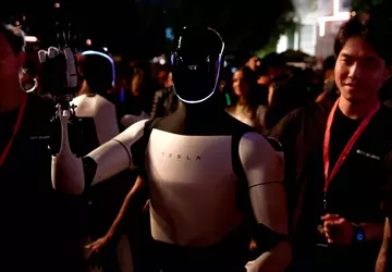 Na pokazie Tesla Cybercab roboty Optimus ...