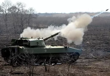 Dron FPV rozerwał zakamuflowaną rosyjską haubicę ...