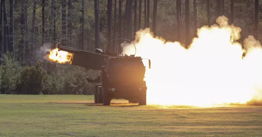HIMARS precyzyjnym trafieniem zniszczył ukryty w drzewach rosyjski system rakiet ziemia-powietrze Buk.