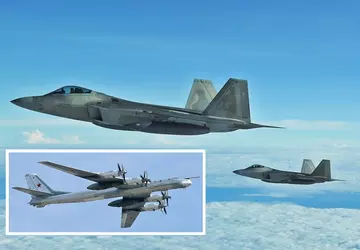 Myśliwce piątej generacji F-22 przechwytują dwa ...