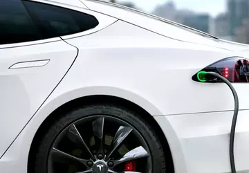 Tesla przekształca każde gniazdko w swoje: ...