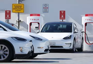 Tesla spada w nocy o 56 ...