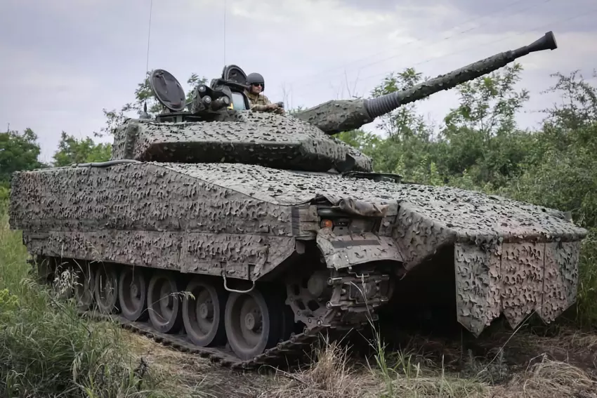 Szwedzkie bojowe wozy piechoty CV90 z armatą Bofors L70 40 mm zademonstrowane 