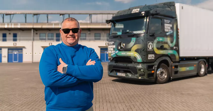 Marco Hellgrewe na tle Mercedes eActros 600