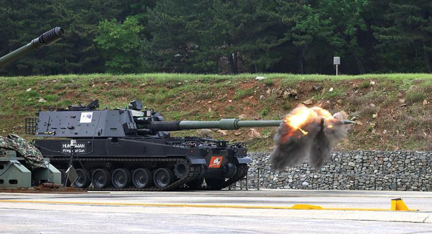 Samobieżna haubica AS9 Huntsman uczy się strzelać 155-milimetrowymi pociskami Rheinmetall Assegai przed wysłaniem do Australii.