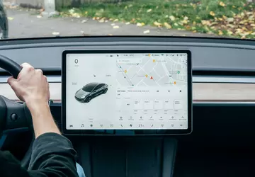 Tesla obniżyła cenę pakietu Full Self-Driving, ...