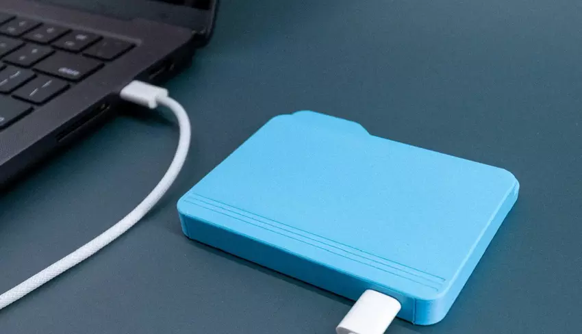 Przedstawiona pamięć USB FolderDrive w kształcie folderu z macOS